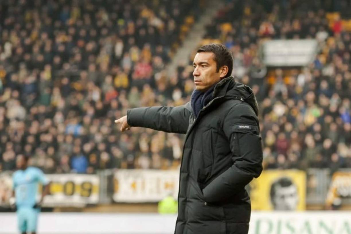 El portal todomercadoweb.es ha publicado que el Barça estaría sondeando la posibilidad de incorporar al holandés Giovanni Van Bronckhorts como entrenador de cara a la próxima campaña. El actual técnico del Feyenoord vistió la camiseta azulgrana entre los años 2003 y 2007, dejando un buen recuerdo en los aficionados culés. Desde el club confirman que las principales opciones para a ocupar el banquillo el próximo año son Juan Carlos Unzué, Ernesto Valverde y en menor medida, Eusebio.