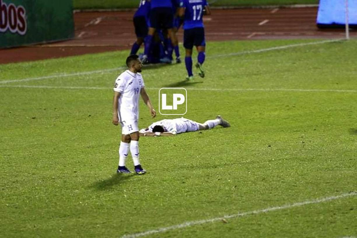 Los jugadores hondureños quedaron en la lona tras el segundo gol de El Salvador en el último minuto.