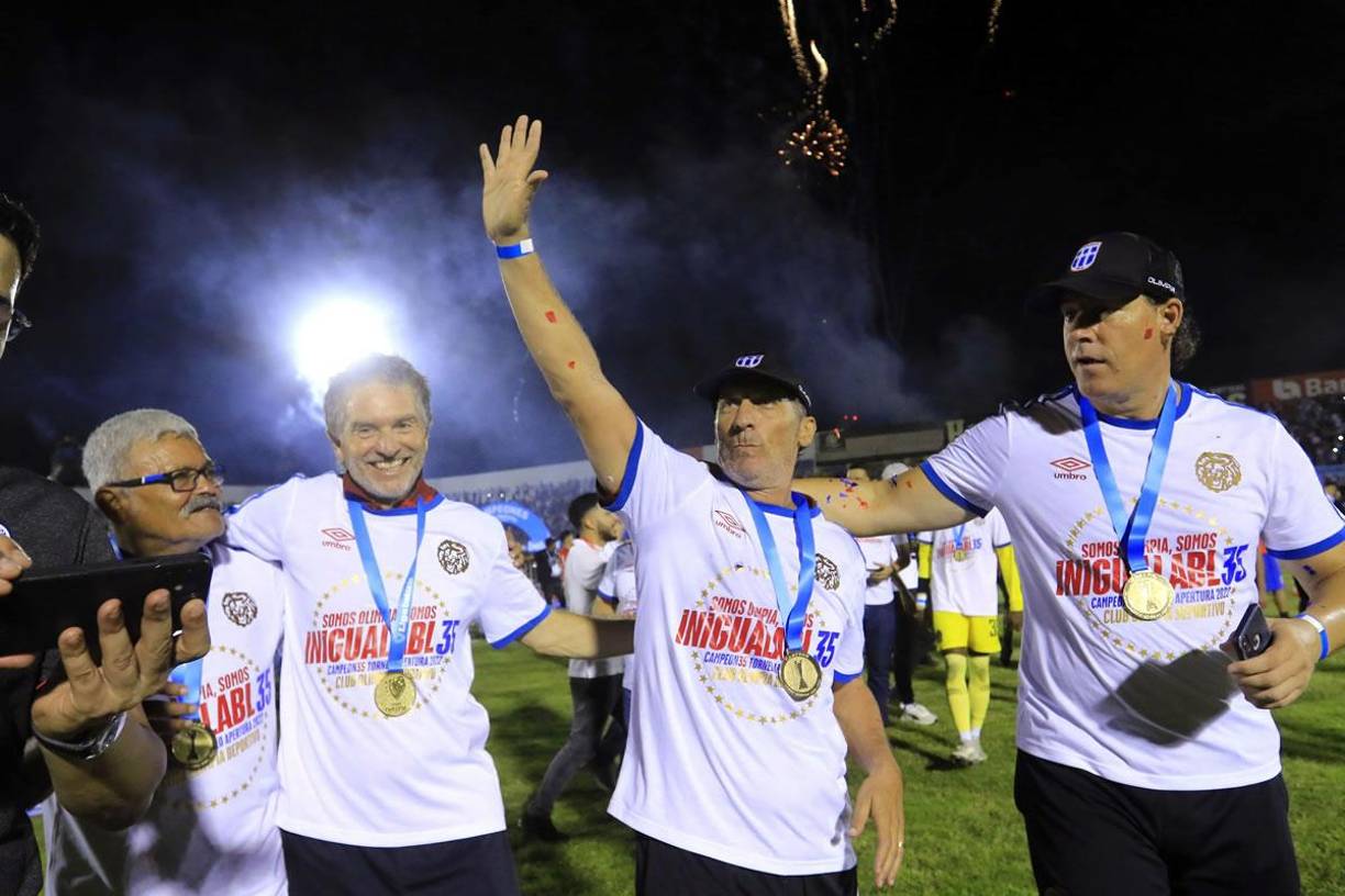 Pedro Troglio acompañado por su éxitoso cuerpo técnico. Han ganado seis títulos con el Olimpia, cinco de Liga Nacional y uno internacional en Liga Concacaf.