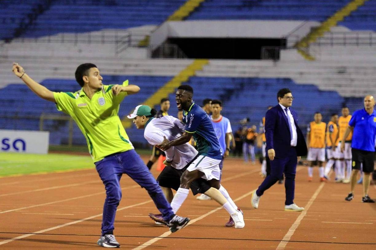 Clayvin Zúniga sujetando a un aficionado del Marathón que invadió el partido.