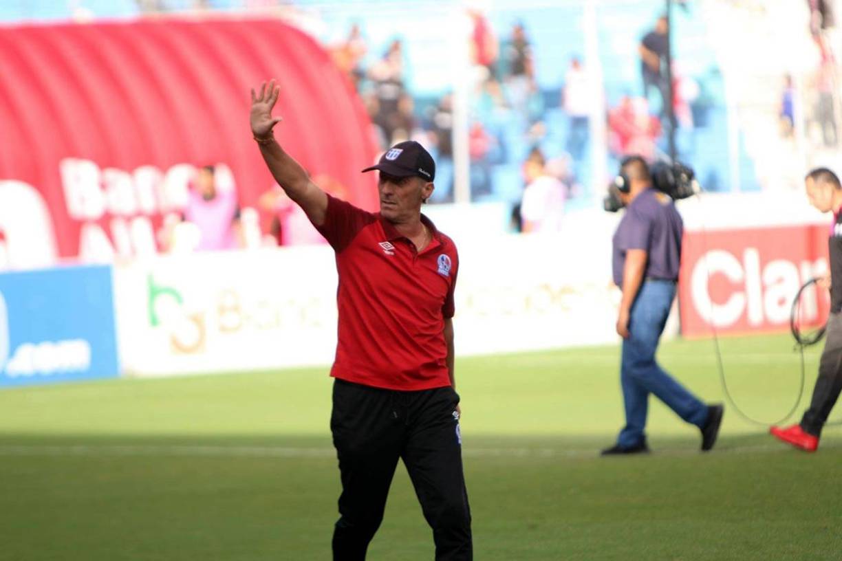 Pedro Troglio saludando a los aficionados del Olimpia al llegar al banquillo.