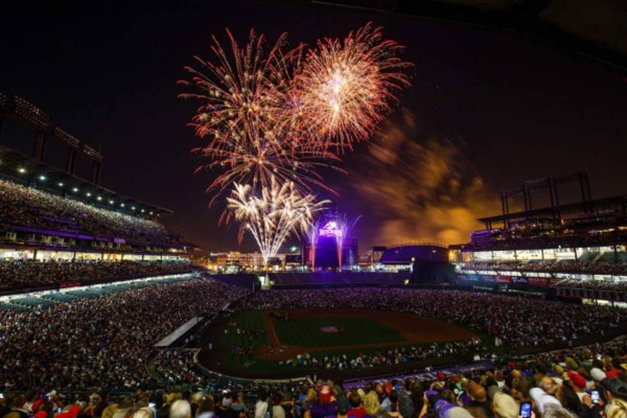 En Denver, los aficionados al béisbol disfrutaron de los fuegos artificiales durante el encuentro que los Cincinnati Reds ganaron 8-1 contra los Colorado Rockies en el Coors Field.