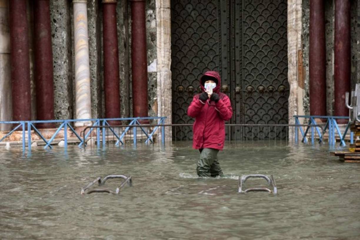 Los venecianos, acostumbrados desde hace siglos al fenómeno del 'acqua alta', tuvieron que volver a usar las botas de goma y las pasarelas de madera para hacer frente a las inundaciones que alcanzaron 1,37 metros sobre el nivel del mar la tarde del martes, por lo que la plaza de San Marcos, famosa por sus palacios bizantinos y por ser el lugar más bajo de Venecia, quedó cubierta por las aguas tras las fuertes lluvias registradas en toda la península.