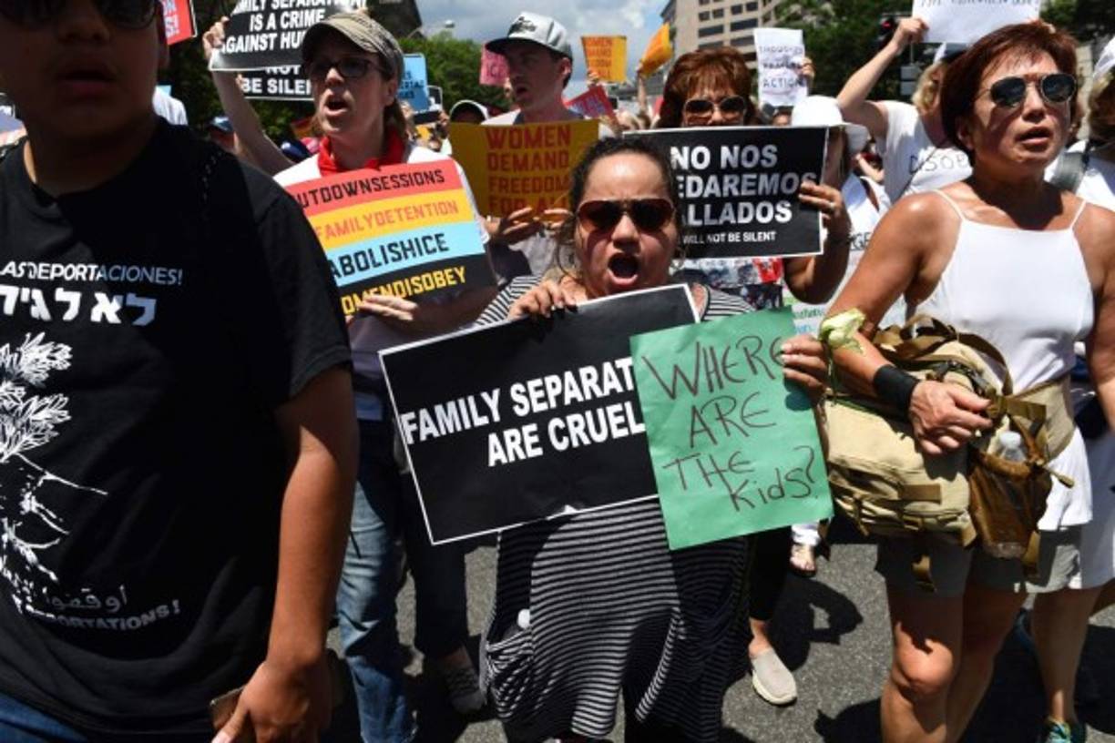 Esa división de las familias era una consecuencia de su política de 'tolerancia cero' hacia la inmigración ilegal, que lleva a su Ejecutivo a procesar criminalmente a los indocumentados.