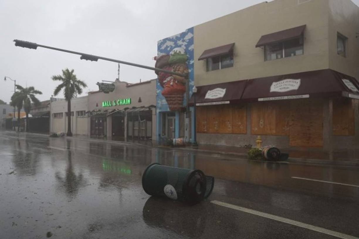 El huracán Irma azota el estado de Florida luego de hacer estragos y dejar muertos en el Caribe.
