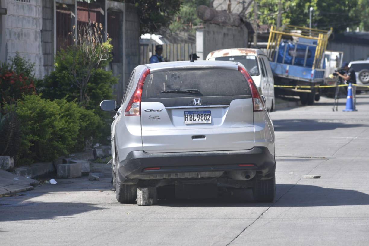 Los criminales se conducían en un vehículo turismo, el cual impactaron contra el automóvil del gerente de la purificadora de agua. 