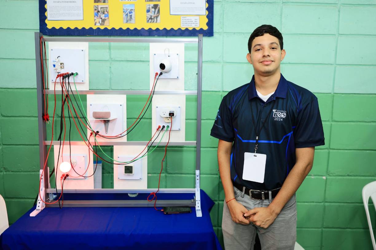 Fabrizio Fuentes y su proyecto “Maqueta de entrenamiento de dobotica”