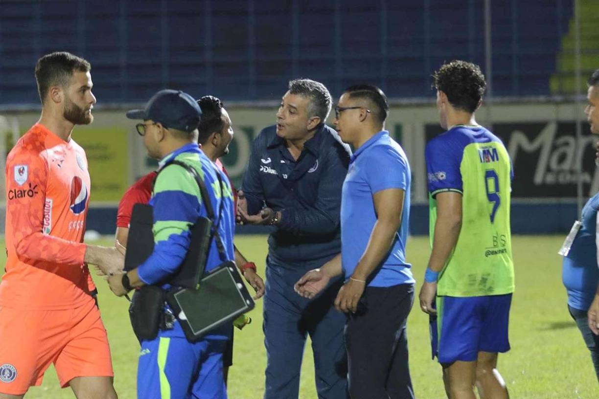 Diego Vázquez trataba de explicarle algo a Saíd Martínez en sus reclamos al final del partido.