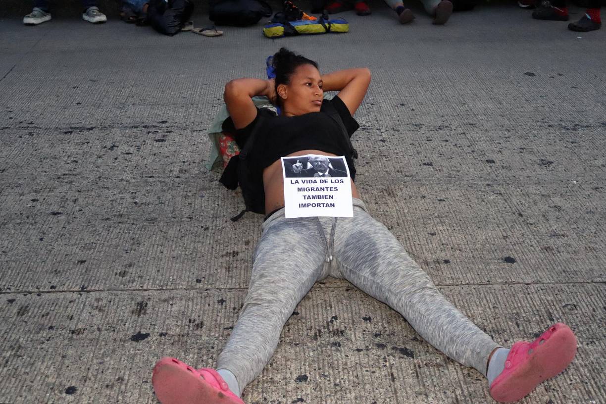 Desde ahí lanzaron consigas como “¡queremos papeles, queremos papeles, el pueblo unido jamás será vencido!”.