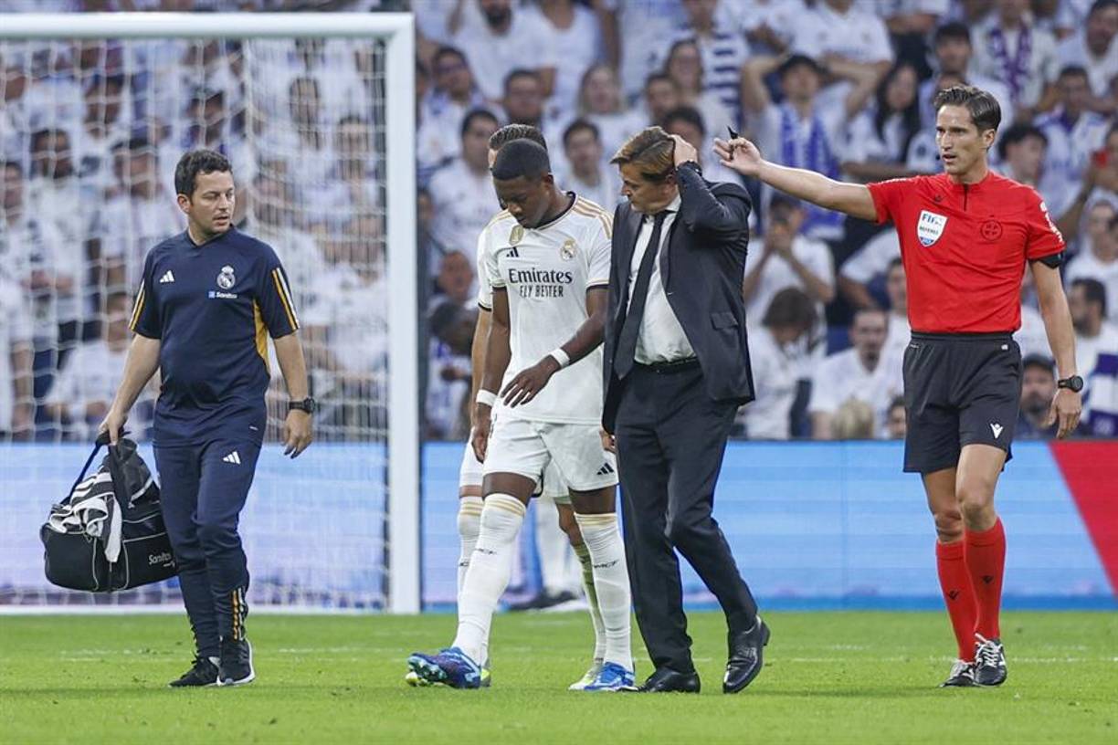 Malas noticias para el Madrid. David Alaba, no pudo acabar la primera parte al sufrir una molestia muscular que le hizo pedir el cambio, dejar su puesto en el equipo a Lucas Vázquez y retirarse directamente a los vestuarios para ser sometido a la primera exploración médica.