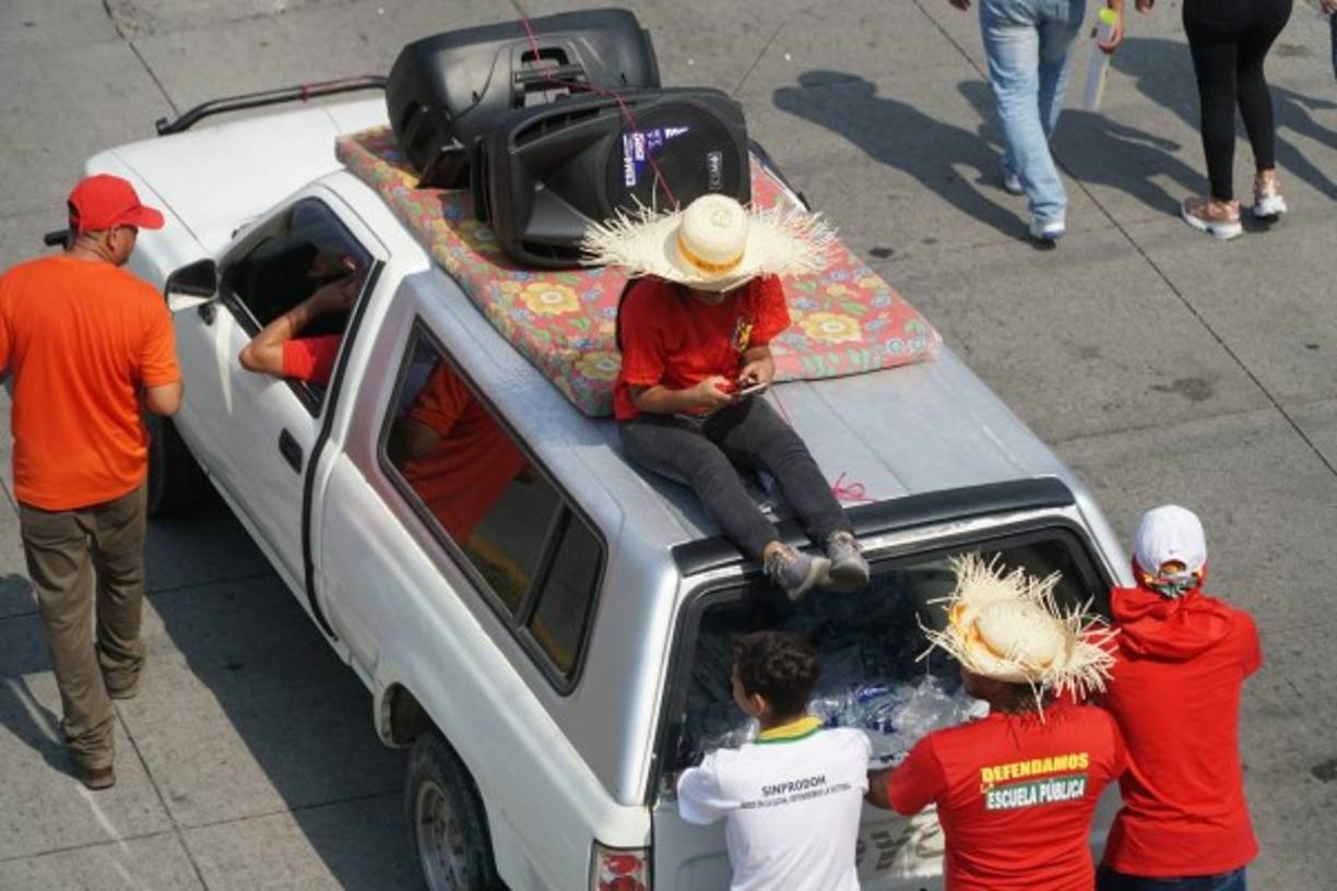 Bien acomodados en el techo del vehículo y con los parlantes que anunciaban las consignas, así fueron vistos muchos de los trabajadores.