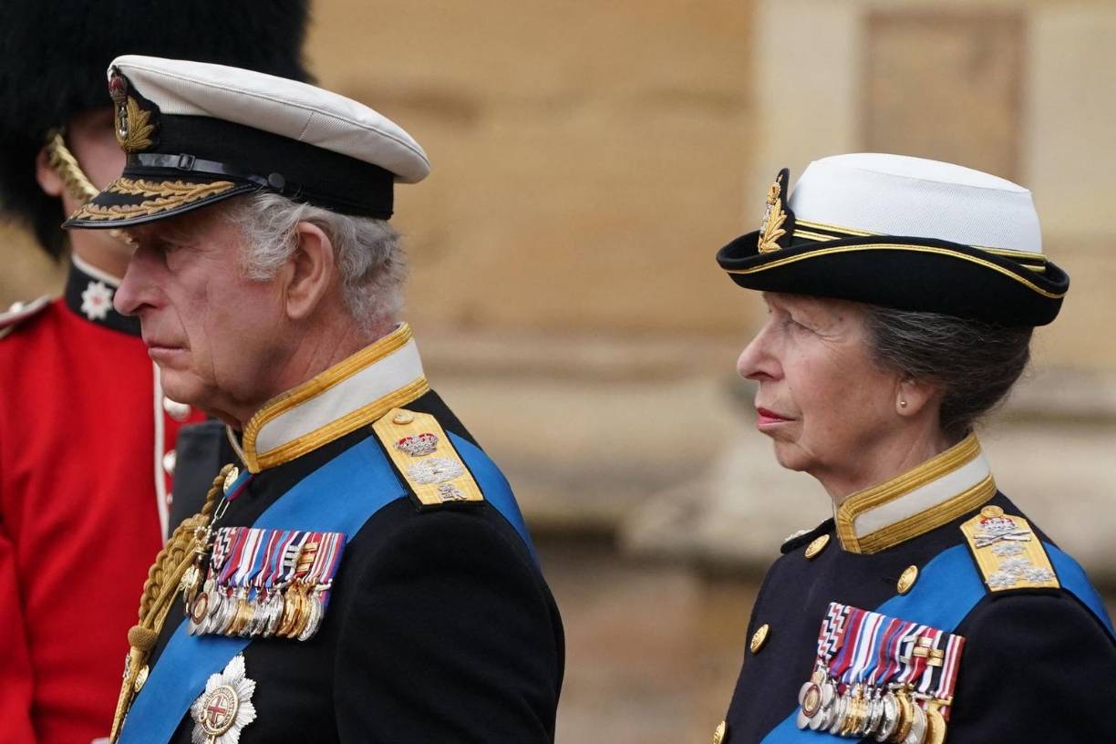 El rey Carlos se unió a los ensayos este miércoles junto a su hermana, la princesa Ana.