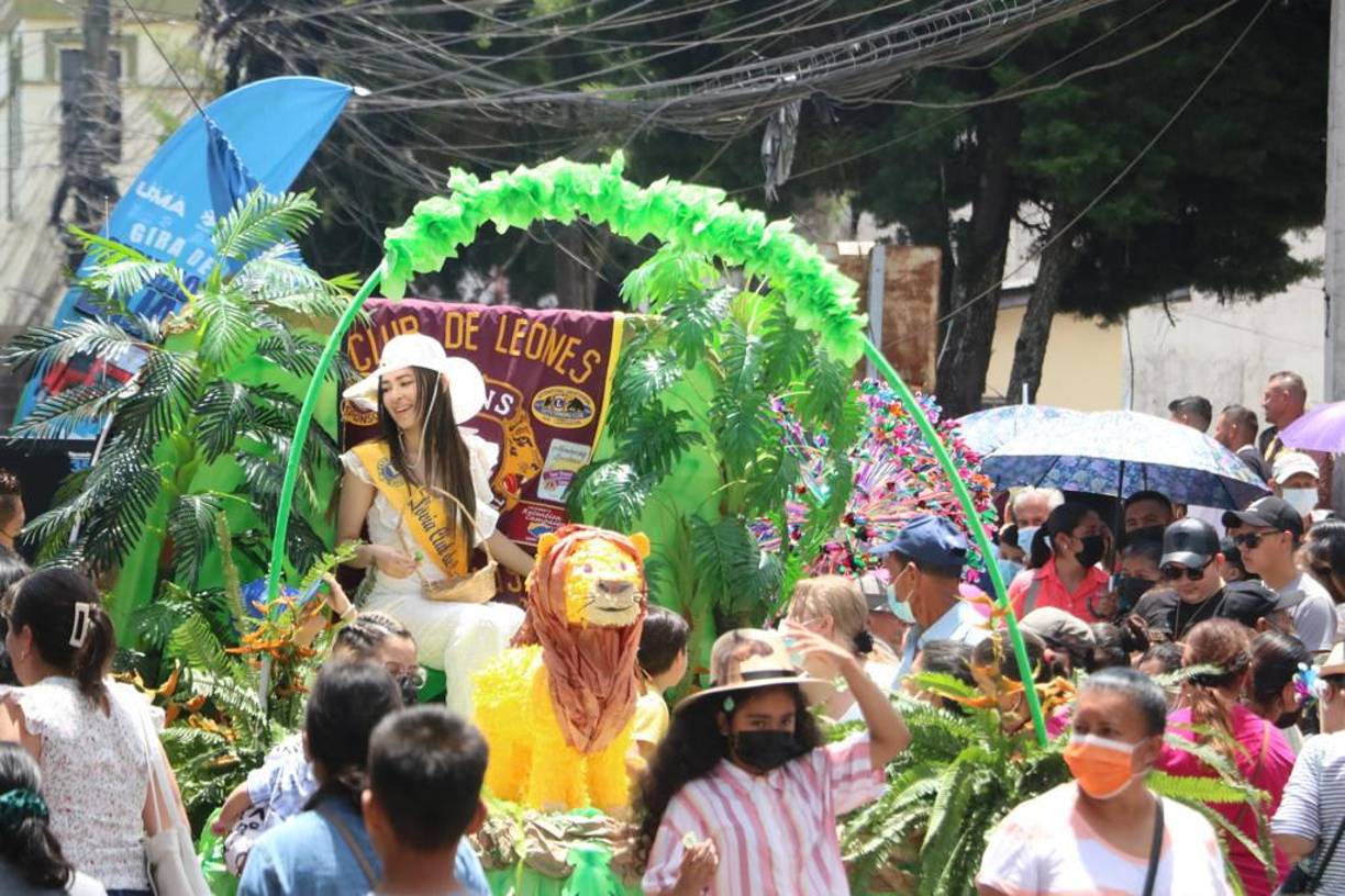 El desfile hípico y carrozas empresariales es organizado por la Asociación de Ganaderos y Agricultores de Copán por la calle Real Centenario.