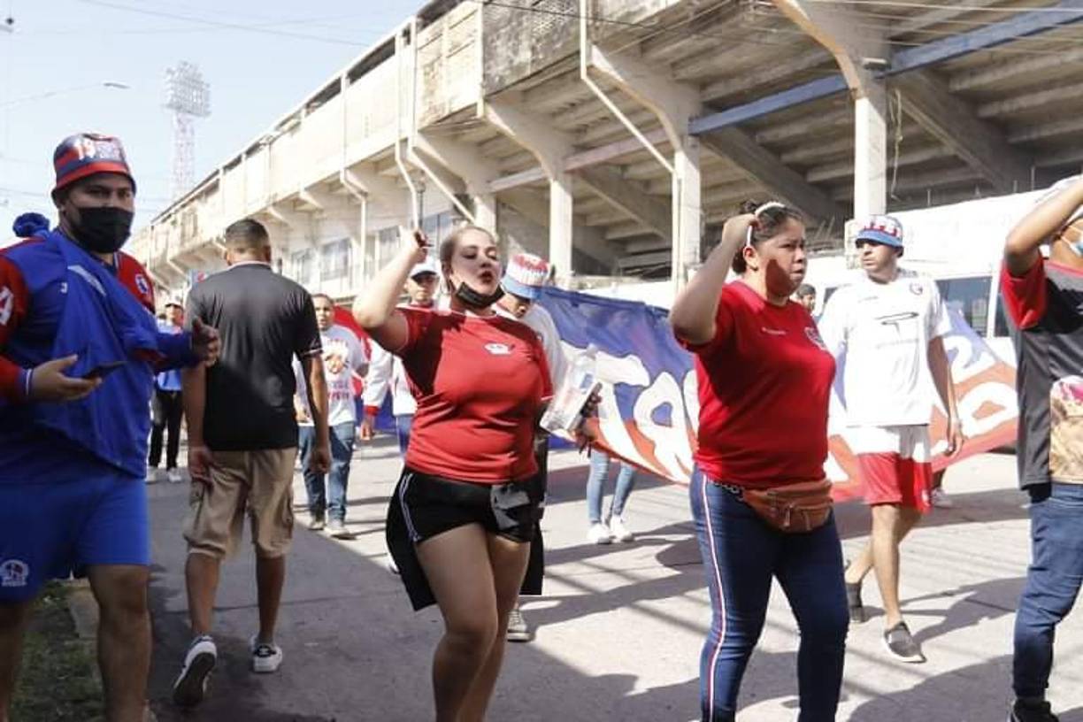 En las afueras del estadio Ceibeño se vivió un bonito ambiente con la barra del Olimpia.