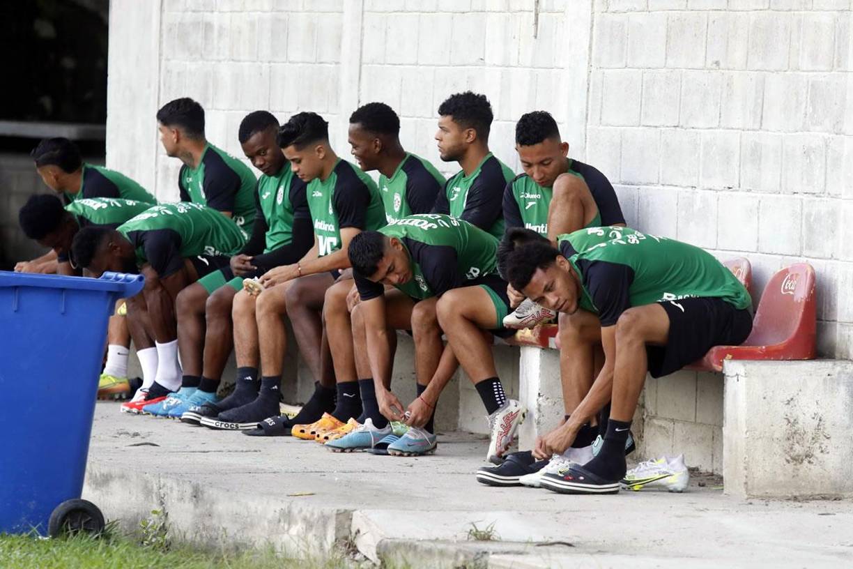 Los futbolistas del Marathón se preparan con sus implementos deportivos para el entrenamiento.