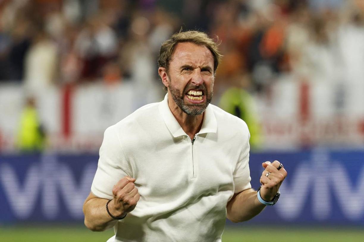 Gareth Southgate - El inglés lidera el ranking como el entrenador mejor pagado de la Eurocopa 2024 por dirigir a la Selección de Inglaterra cobrando 5,8 millones de euros al año. ¡Gana cuatro veces más que Luis de la Fuente, su rival en la final!