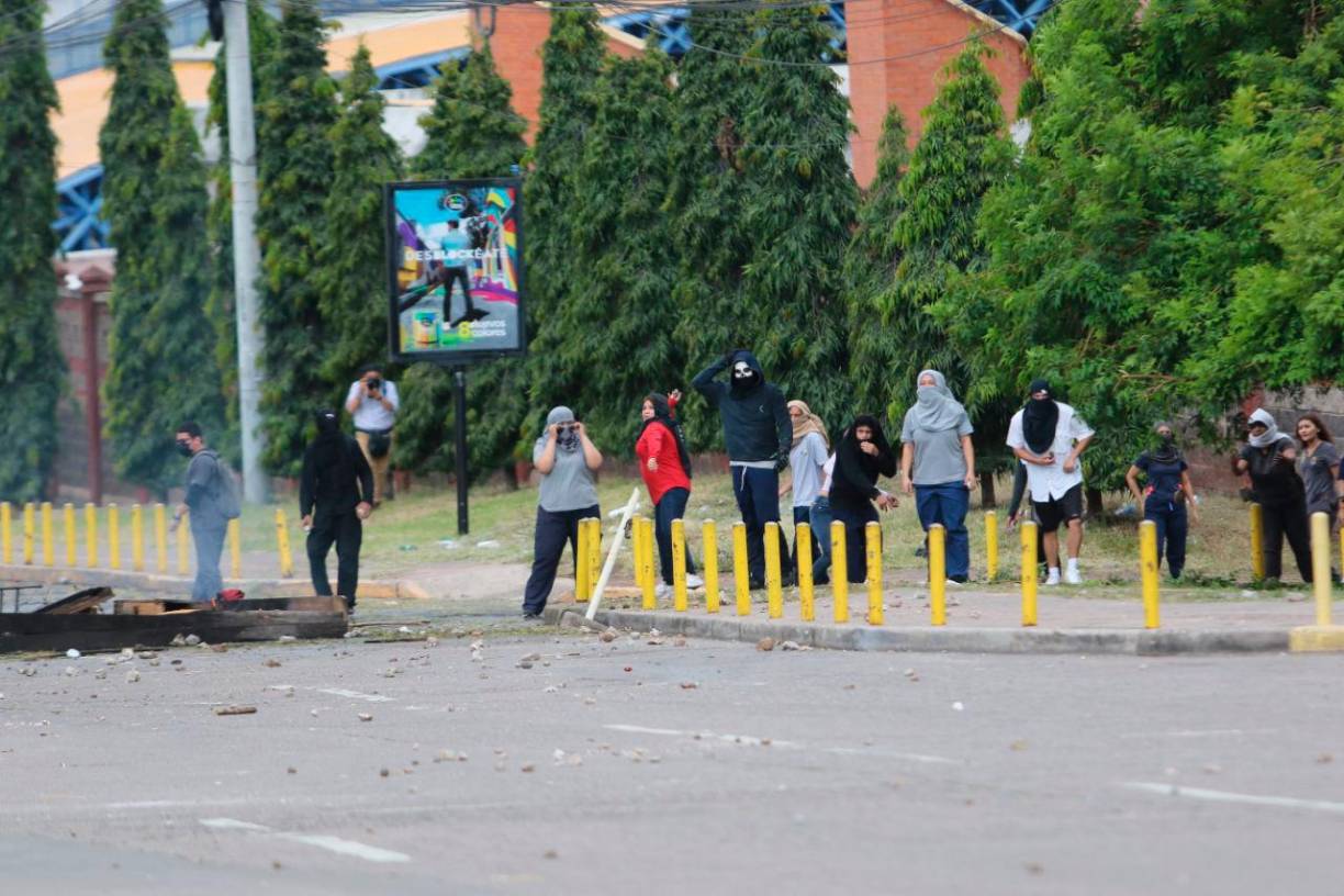 “Como técnicos universitarios en el área de la salud, nos han excluido del manual de servicio civil, el cual regula las plazas y salarios en el sector público, al excluirnos quedamos a la deriva en donde laborar”, dijo el estudiante Kevin Hernández.