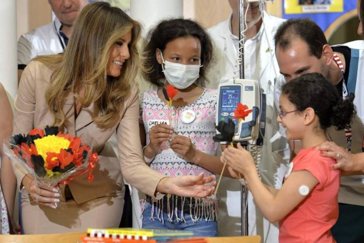 En Bélgica, Melania mostró su lado más humano al visitar a un grupo de niños enfermos del hospital Reina Fabiola, en Bruselas, a los que regaló libros estadounidenses con dedicatoria y puzzles de la Casa Blanca.