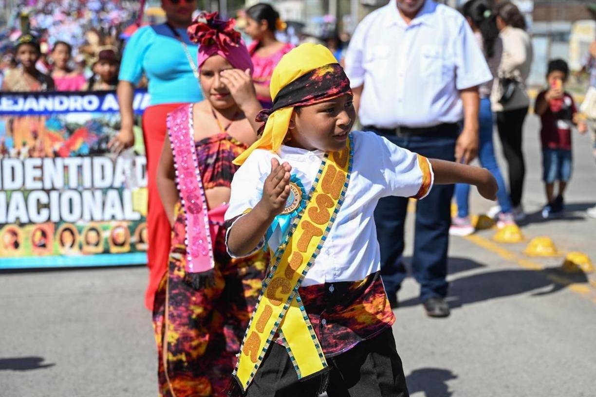 “Estamos engrandeciendo a nuestro país, a nuestra juventud, a los niños, padres de familia y docentes; nosotros fomentamos valores, trabajamos mano a mano y tenemos un lema: que es ‘Educación con visión al futuro para transformar a Honduras’”, afirmó la directora del Centro de Educación Básica Maximiliano Sagastume, Marisol Sauceda.