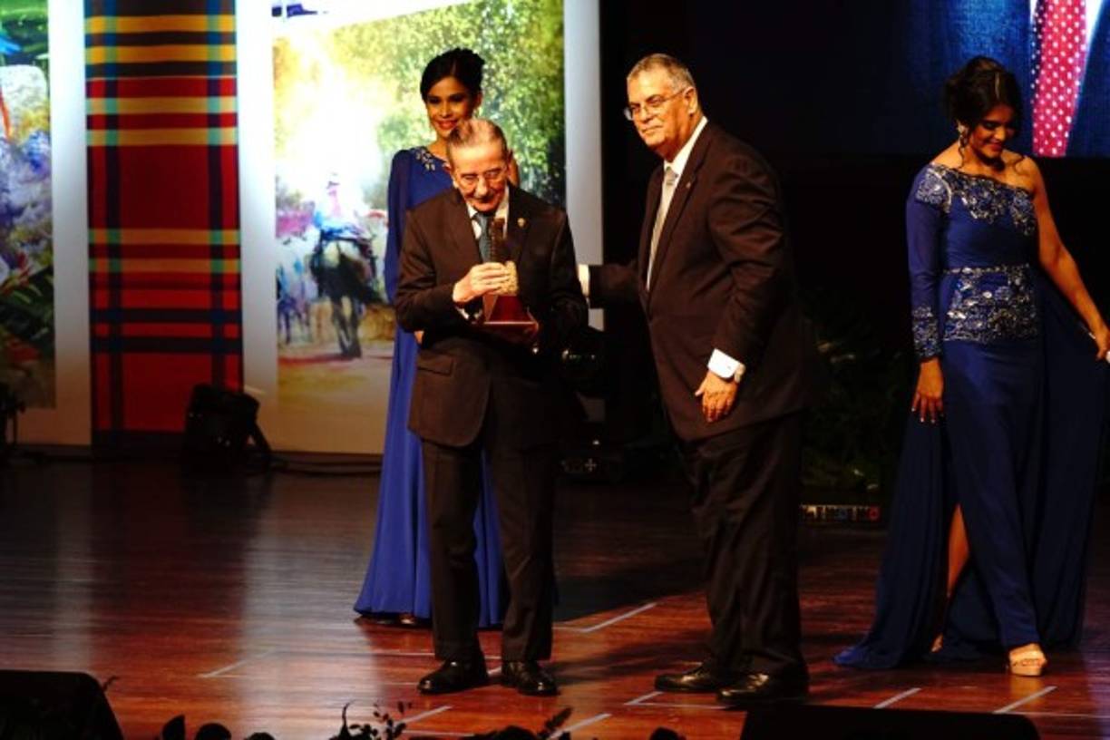 El homenajeado Enrique Aguilar.