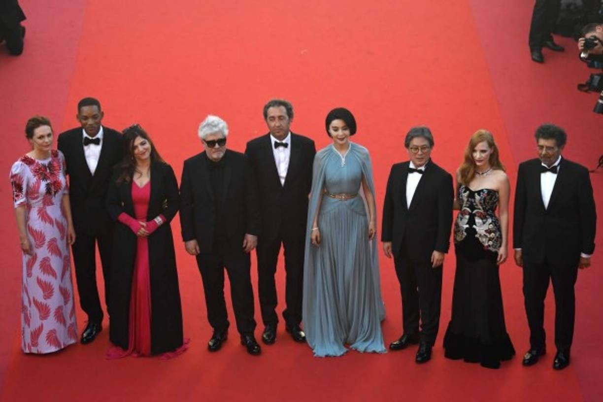 Los miembros del jurado del Festival de Cannes de este año está conformado por (der. a izq.) la directora alemana Maren Ade, el actor estadounidense Will Smith, la actriz y directora francesa Agnes Jaoui, el líder del jurado el director español Pedro Almodóvar, el director italiano Paolo Sorrentino, la actriz china Fan Bingbing, el director surcoreano Park Chan-wook, la actriz estadounidense Jessica Chastain y el compositor francés Gabriel Yared.