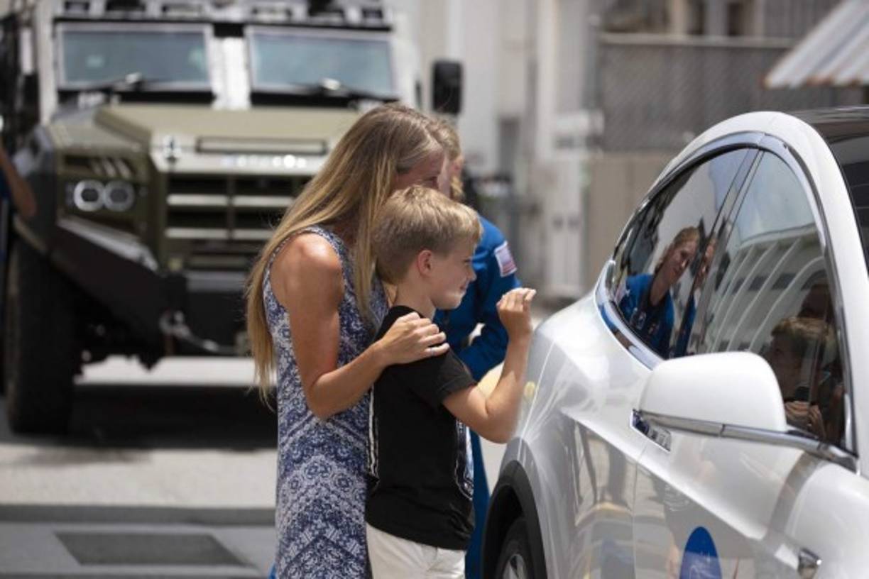 Musk afirma haber prometido a los hijos de los astronautas que hará todo lo posible 'para que sus padres regresen'.
