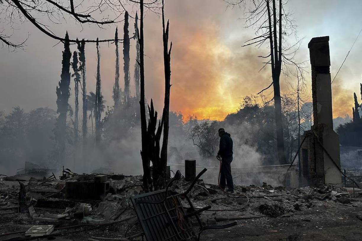 Los incendios, que comenzaron el martes 7 de enero, han arrasado más de 11,800 acres y siguen sin ser contenidos, según la oficina del Sheriff del condado de Los Ángeles. La cifra de muertos había aumentado a cinco hasta la noche del miércoles, según reportó Associated Press.