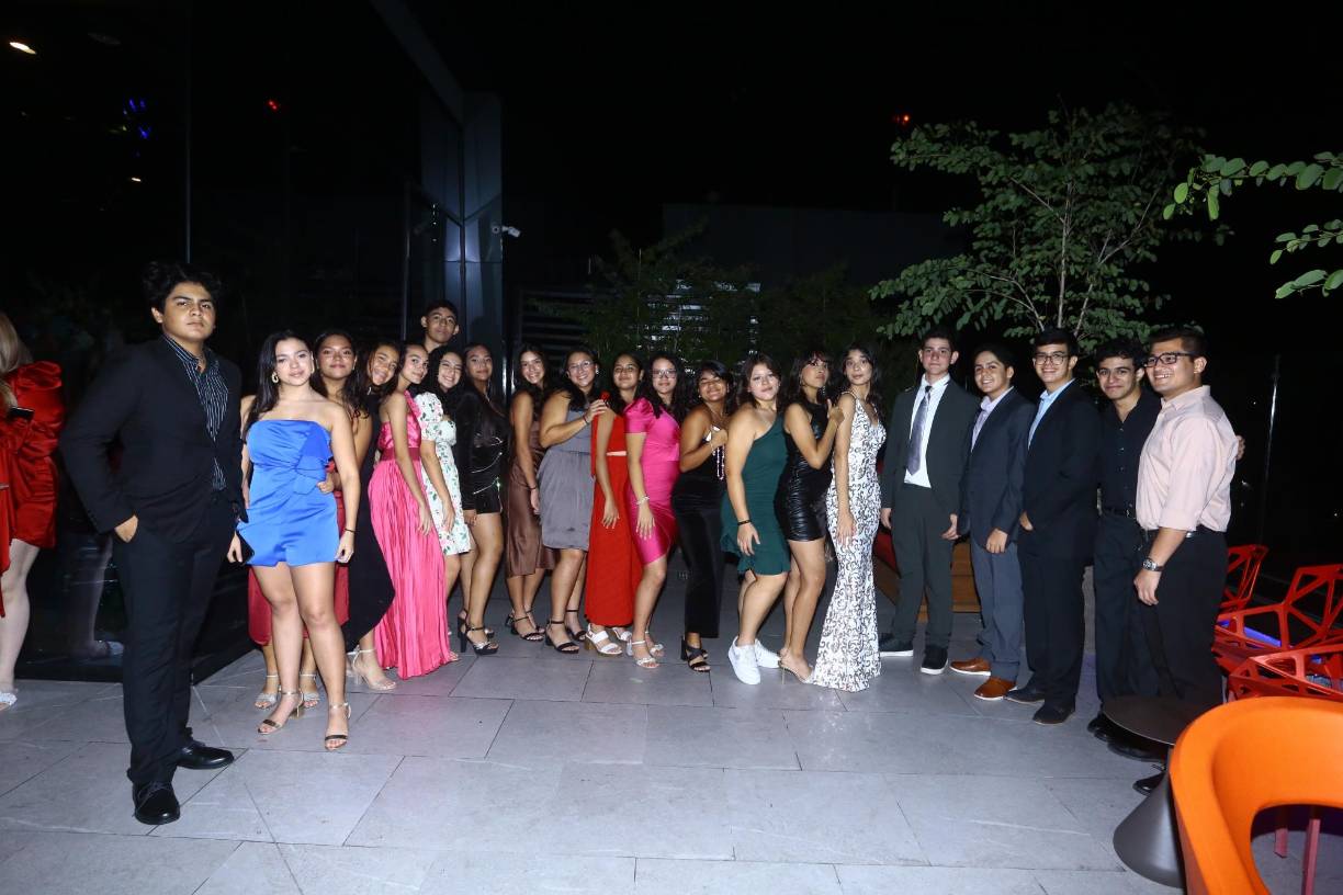 Compañeros de Sophia del Club de Natación Delfines Sampedranos. 