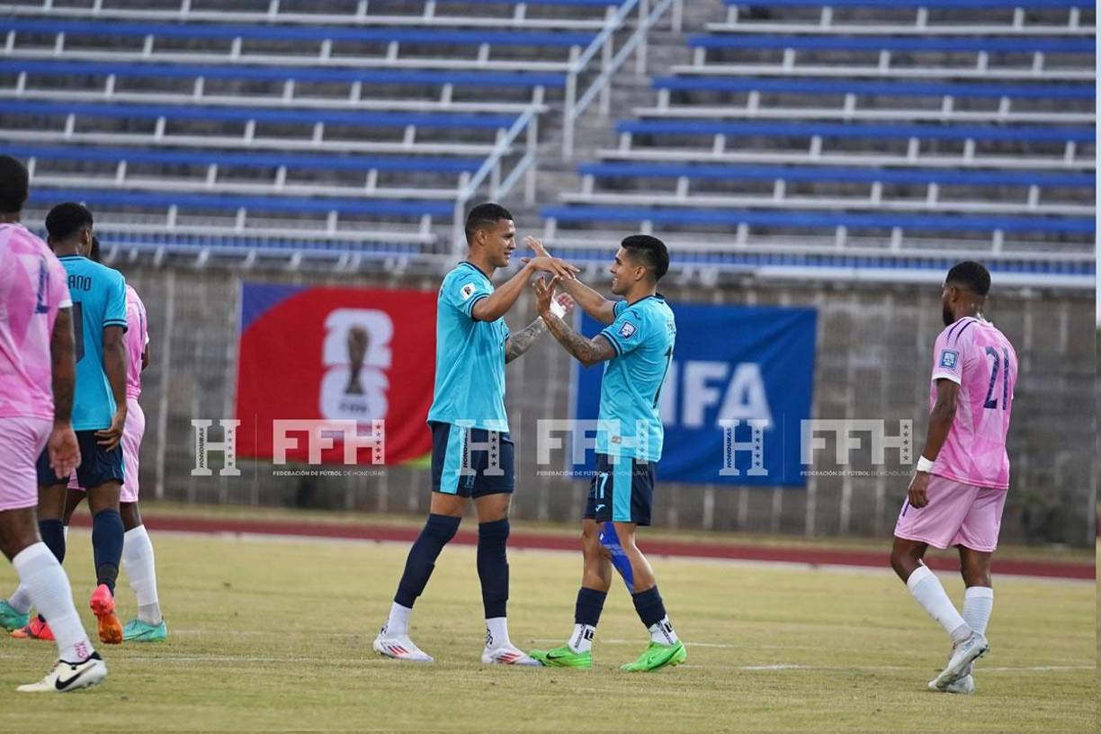 Kervin Arriaga se encargó de abrir el marcador a favor de Honduras y lo celebró con Luis Palma.