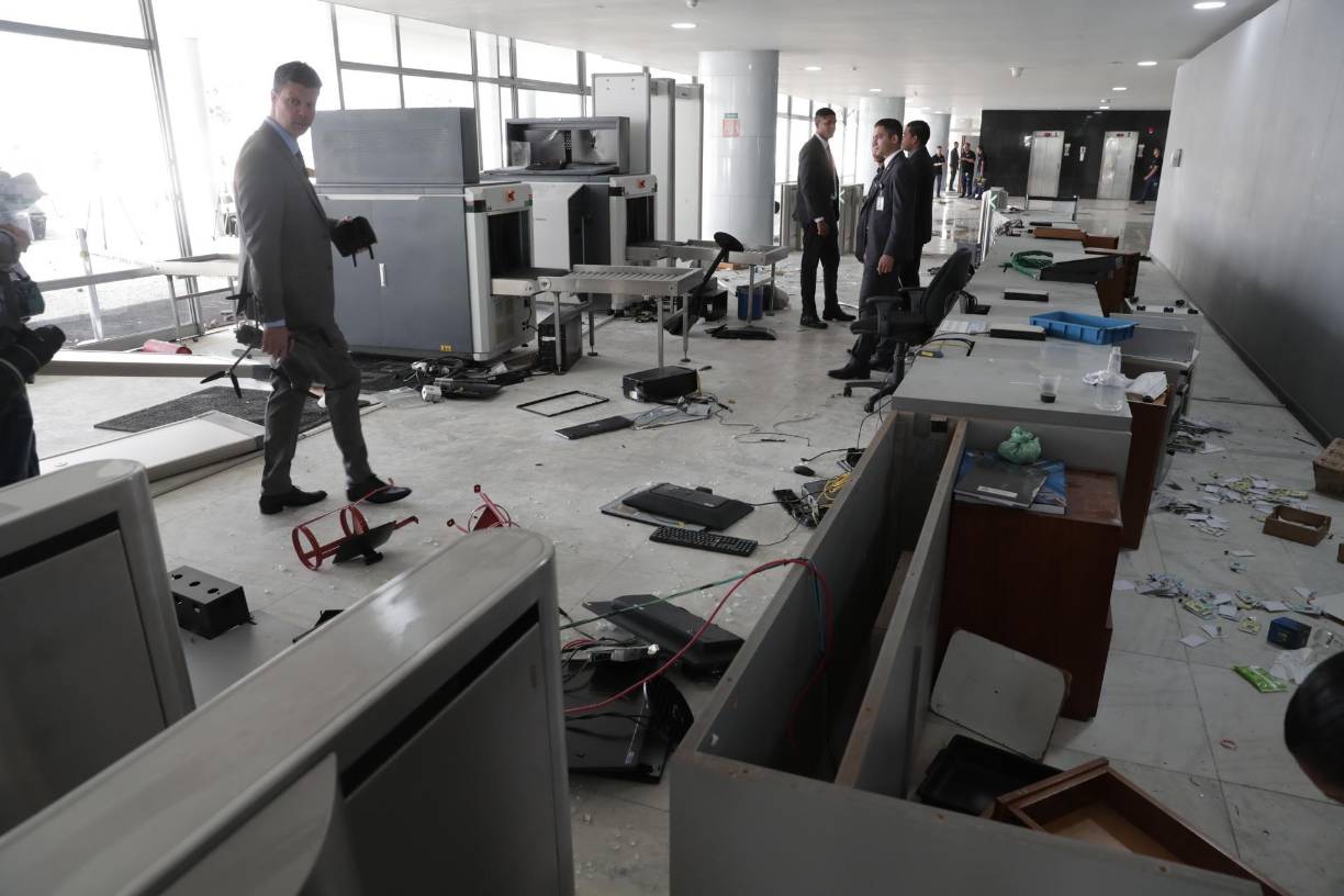 La fachada del Ministerio de Justicia tampoco escapó a los actos violentos antidemocráticos y algunos artículos exhibidos en las recepciones de los edificios públicos fueron saqueados por los invasores.