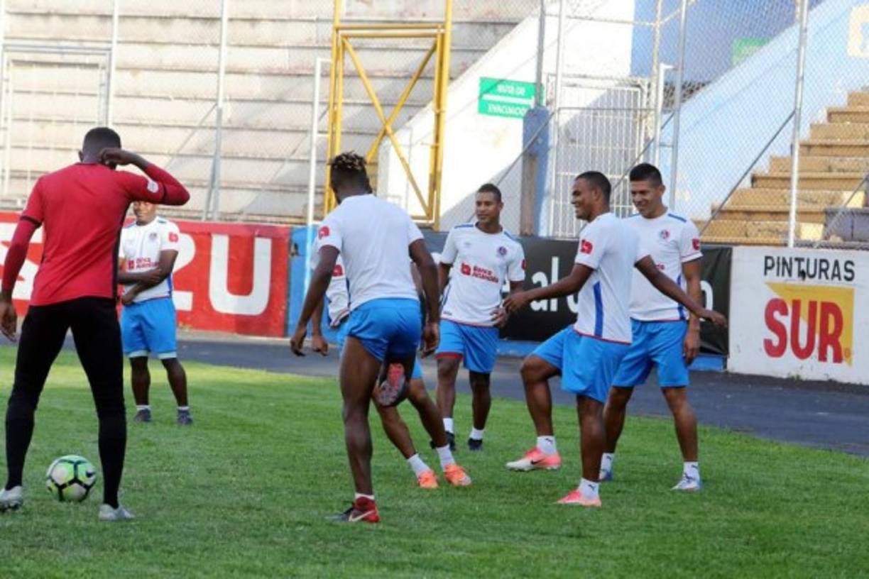 Este viernes Manuel Keosseián, Mario Beata y Danilo Turcios tuvieron su primer entrenamiento con todo el equipo de futbolistas del Olimpia. Se observó un buen recibimiento y motivación de los jugadores.