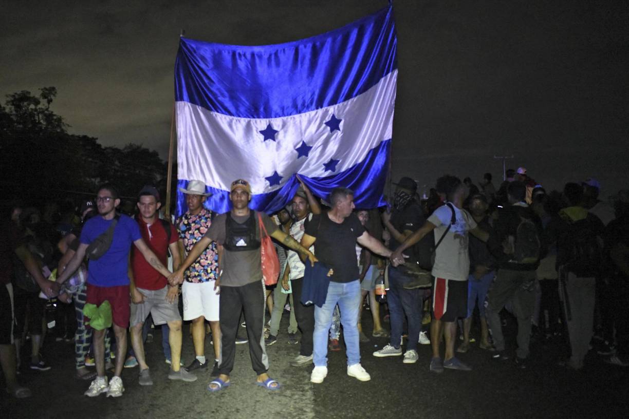 “Nosotros no queremos quedarnos en México, lo que queremos es salir, por eso vamos con todo caminando”, manifestó uno de los migrantes.