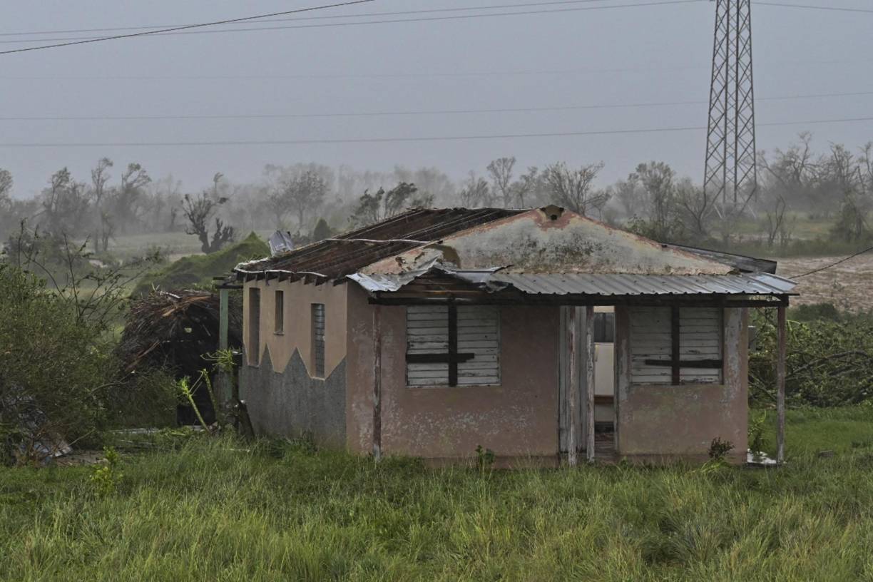 Las autoridades no han dado un informe preliminar de daños, aunque se han reportado desperfectos múltiples en edificios y carreteras, así como árboles y postes eléctricos derribados. También en las principales plantaciones de tabaco del país. Por el momento no se han comunicado daños personales.