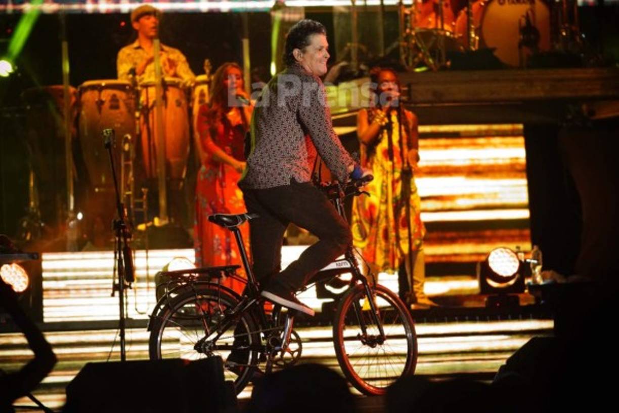 Más temprano el colombiano sorprendió a Honduras al pasearse alegremente en una bicicleta por las calles de San Pedro Sula.
