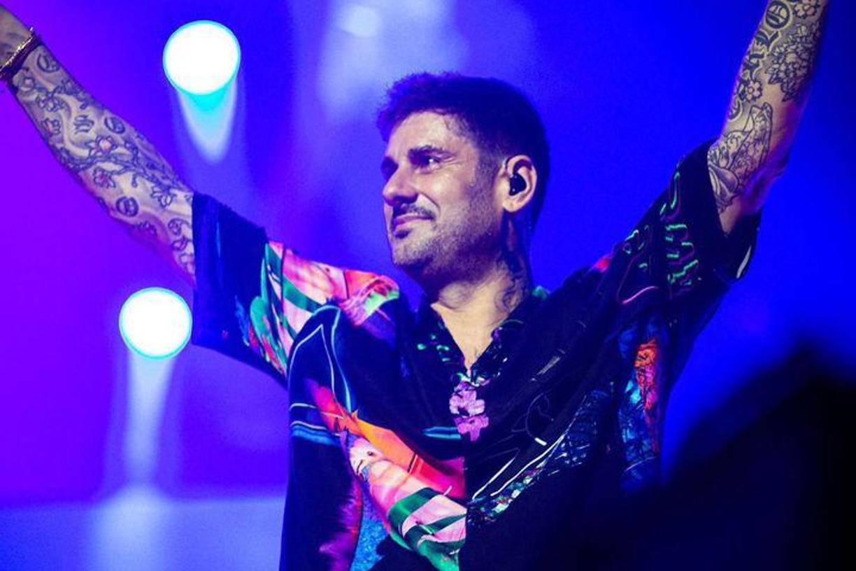 El cantante español Melendi se presentará por primera vez en el escenario de estos premios y lo hará de la mano de Aymée Nuviola con el tema ‘Pan Para Yolanda’. Y es que el artista español está en un gran momento con ‘Likes y Cicatrices’, su gira más exitosa en Estados Unidos y Latinoamérica.