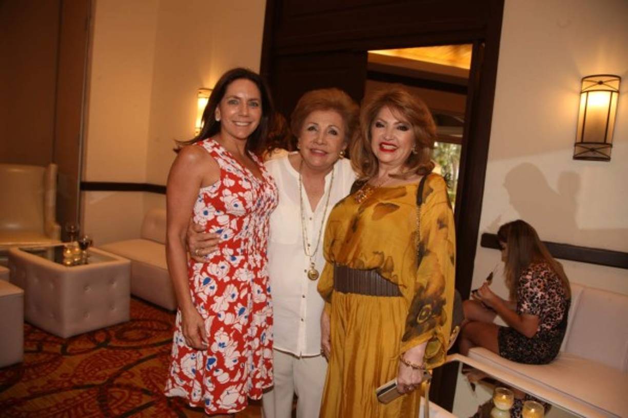 Sandra Canahuati, Bricelba Santos y Maritza Lara.