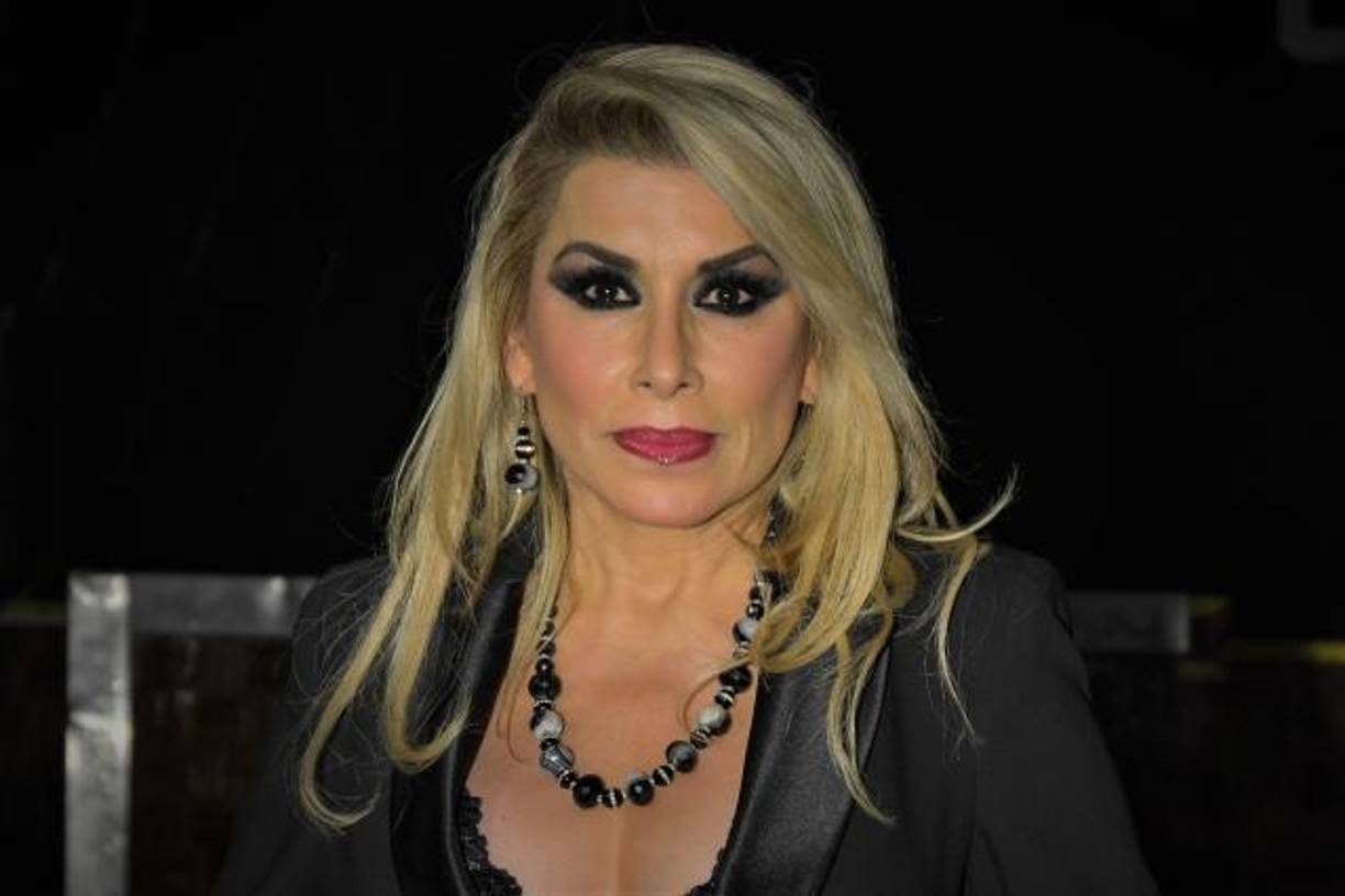 Aunque informó que el estado de salud de su suegra era “delicado, más no grave”, señaló que ésta sería sometida a una operación “de urgencia” para que el “empiema pleural” que se había formado a causa de la neumonía no siguiera creciendo.