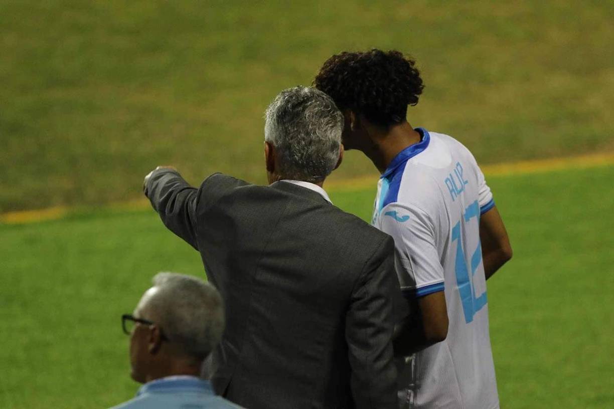 Reinaldo Rueda le dio indicaciones a David Ruiz antes de meterlo al campo para su debut con la Selección de Honduras.