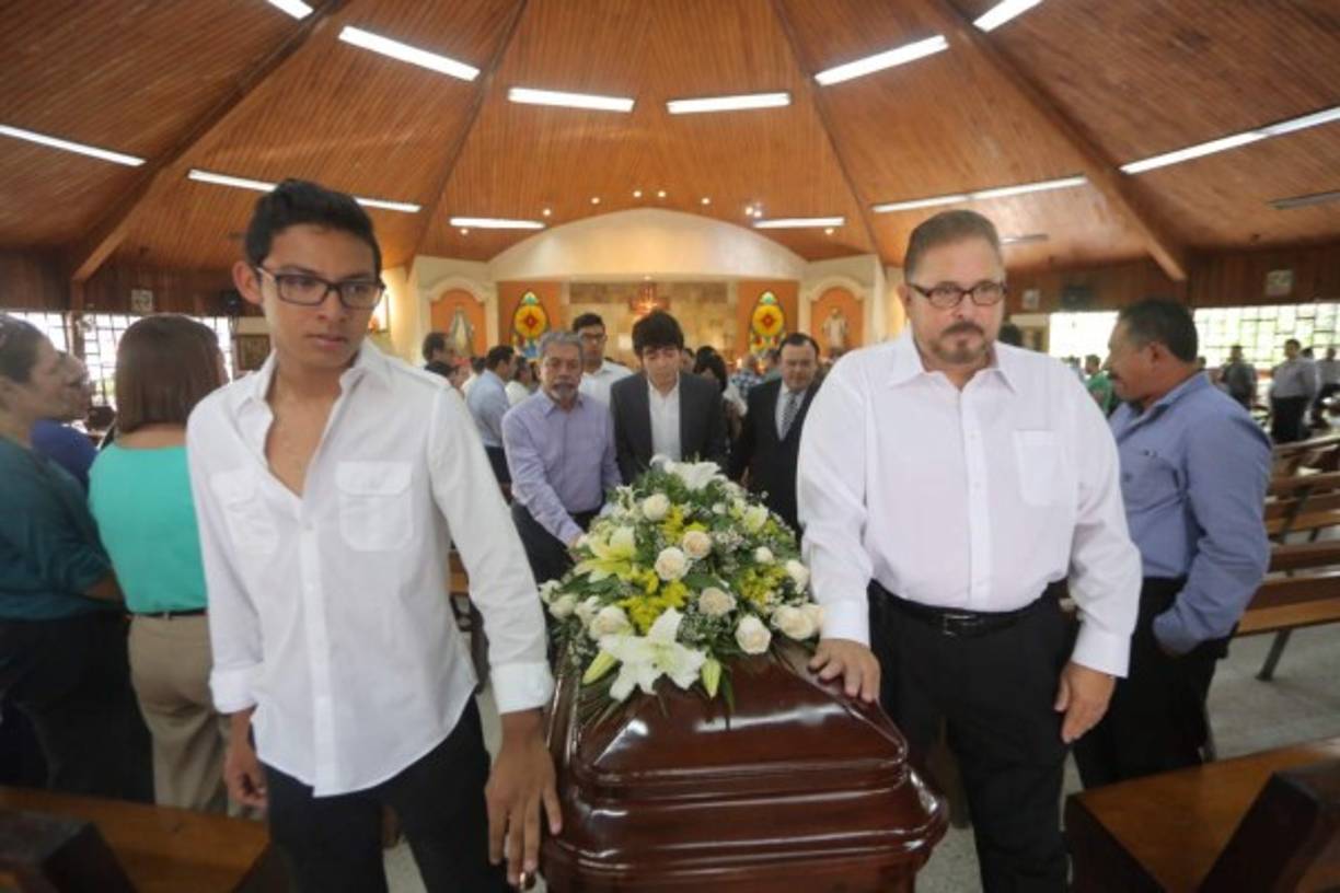 En medio del dolor, familiares, amigos y estudiantes del abogado Fernández, le dieron el último adiós.