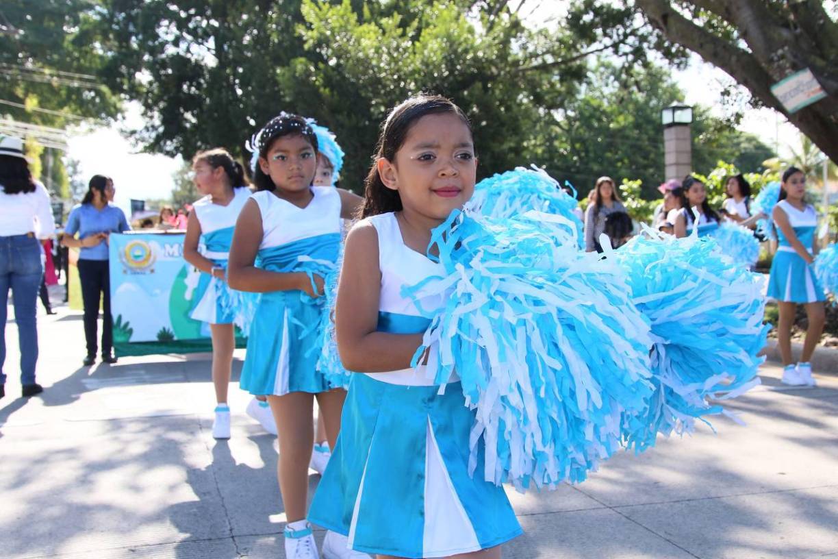 En Tegucigalpa, las escuelas hicieron distintos recorridos. 