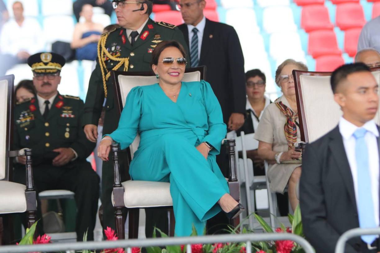 La presidenta de Honduras, Xiomara Castro, en el Estadio Nacional Chelato Uclés, donde se desarrollan los desfiles de colegios en conmemorativos a los 203 años de la independencia patria.