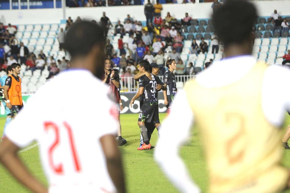 Jugadores del Olimpia observaron los festejos del Antigua en el propio campo del estadio Nacional Chelato Uclés.