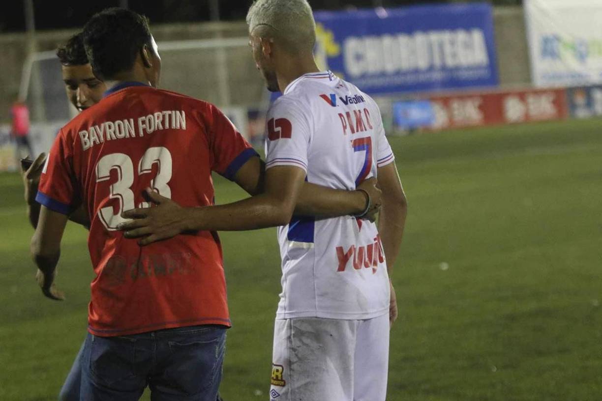 Al final del partido en Choluteca, unos aficionados del Olimpia se sacaron una foto con José Mario Pinto sobre el terreno de juego.