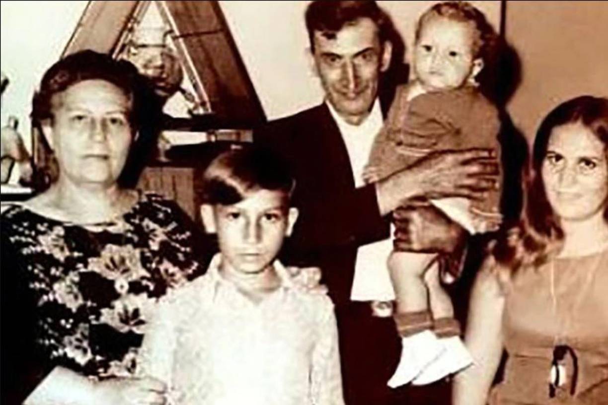 Fue el tercero de un hogar de 7 hijos. Su padre, un campesino, y su madre, una profesora de escuela, no eran personas adineradas. Su niñez estuvo marcada por las dificultades económicas y la relación con su familia, lo que influyó en su carácter y en su eventual inclinación hacia la vida del crimen. 