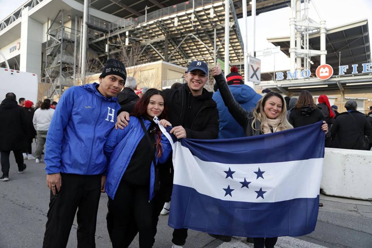 La alegría de los hondureños en el BMO Field por ver a la Selección de Honduras.
