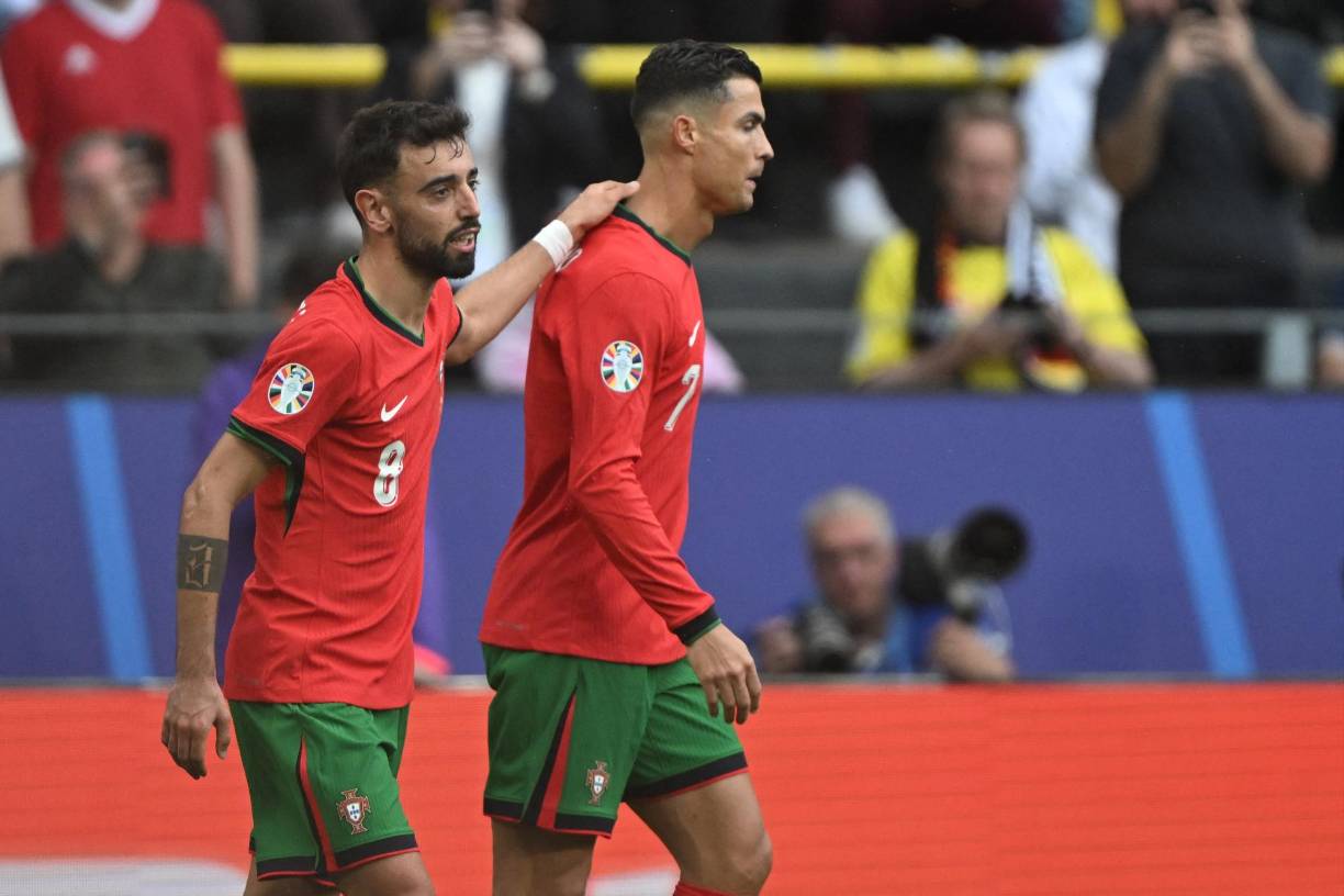 Con una prestación notable, Portugal atravesó sin un solo rasguño el ‘infierno turco’ de Dortmund, para ganar 3-0 y sellar su billete a los octavos de la Eurocopa.