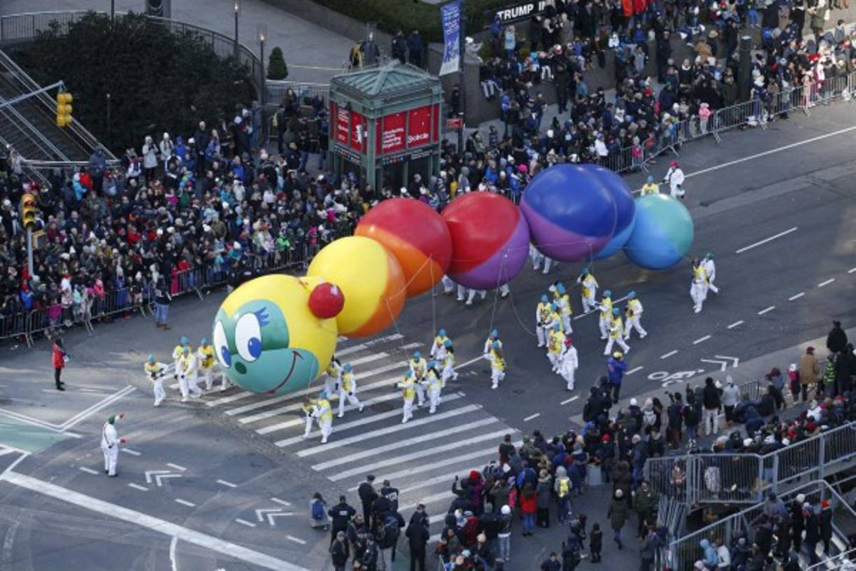 El desfile, muy concurrido, lo completaron 26 carrozas, 1,200 bailarines y portadores de los inflables, más de 1,000 payasos y 11 bandas de música.
