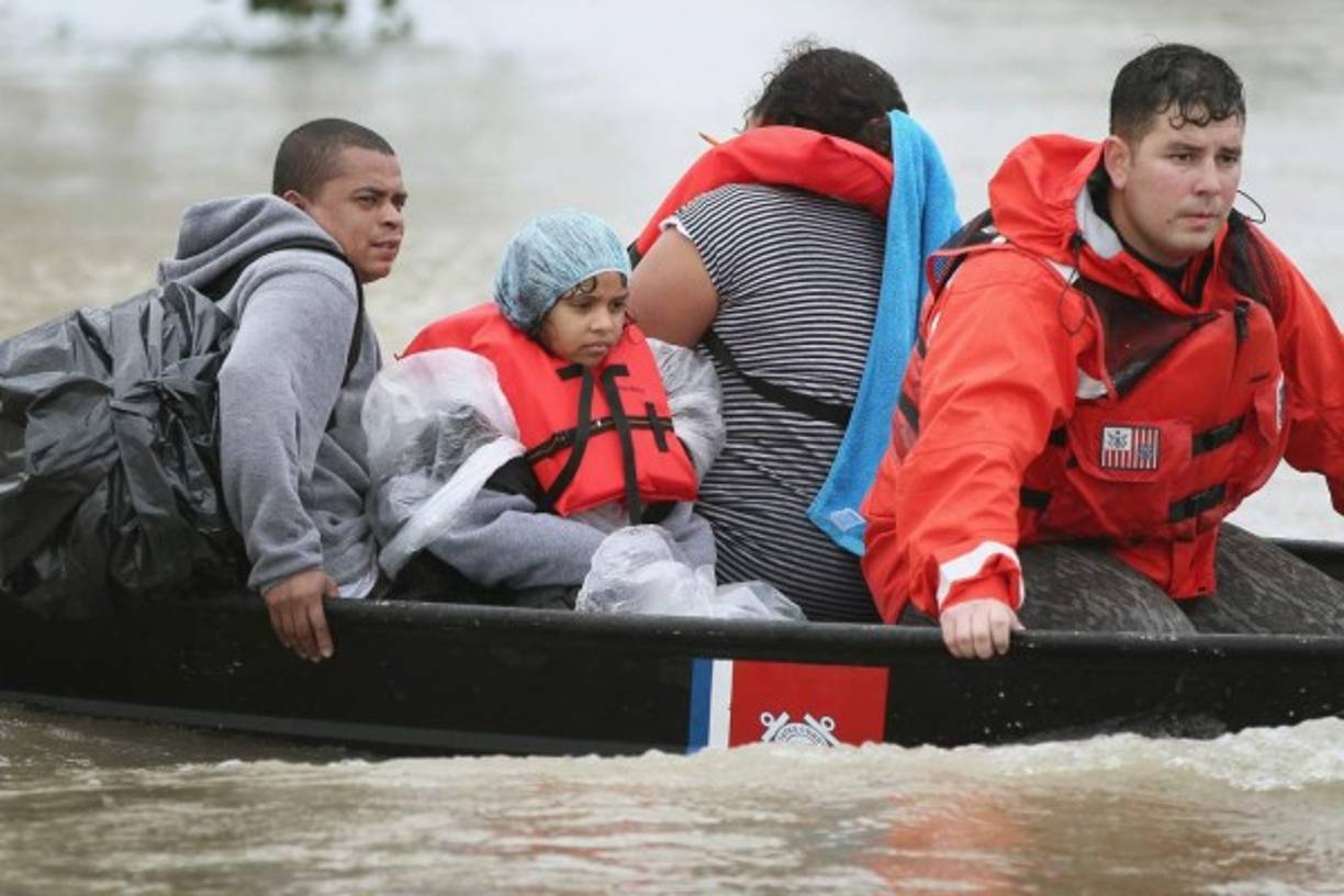 Cientos de voluntarios también han puesto a disposición sus botes y jet skies para colaborar en las labores de rescate en Houston, cuarta urbe más importante de EUA.