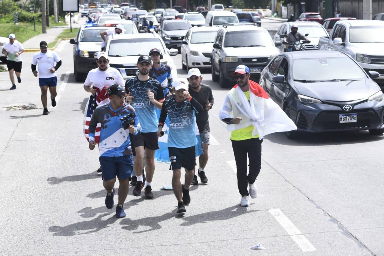 El youtuber japonés Shin Fujiyama continuó en la mañana de este lunes su recorrido de Choloma, Cortés, hasta Chalemecón, donde está la escuela José Simón Azcona.