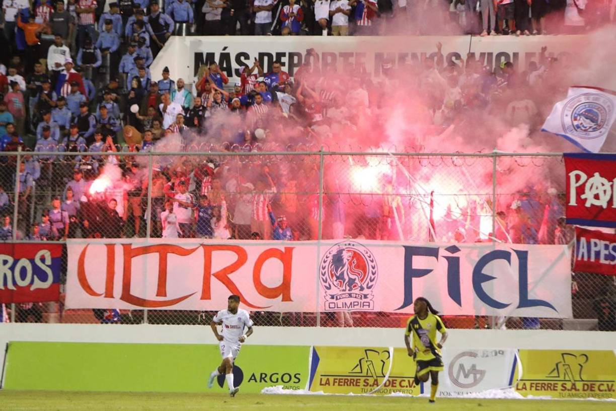 El show que montó la Ultra Fiel en las gradas del estadio Carlos Miranda de Comayagua.